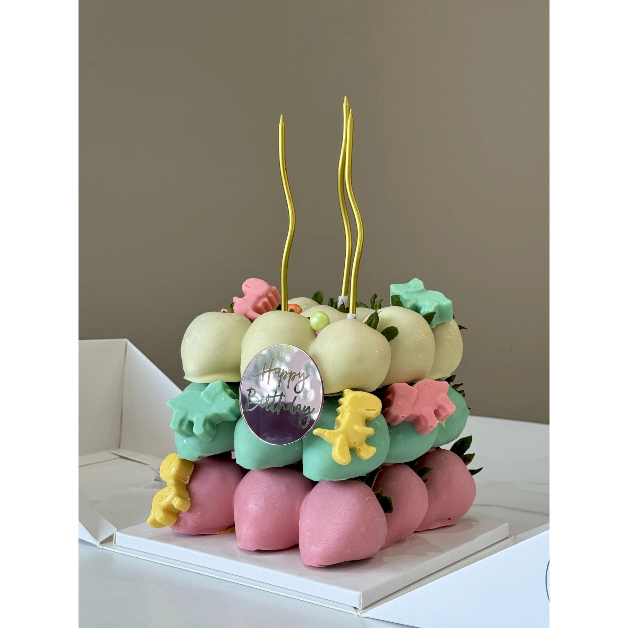 Dinosaurs party strawberries cake